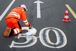 L'instauration de zones limitées à 30km/h contribue à faire baisser les émissions de CO2 dans les villes romandes, mais se heurte à des barrières législatives (archives). KEYSTONE/JEAN-CHRISTOPHE BOTT